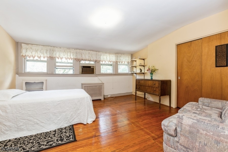 493 Summit Ave
