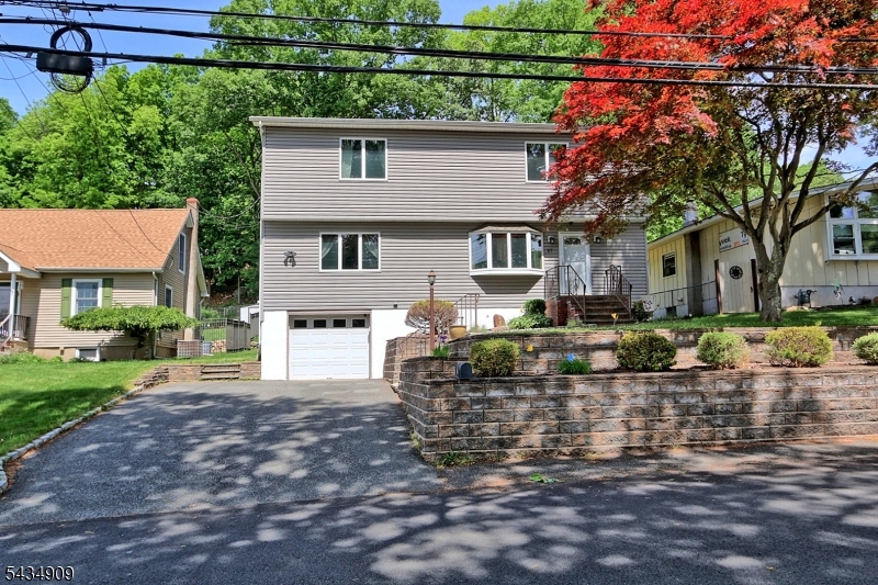 27 Seneca Ave