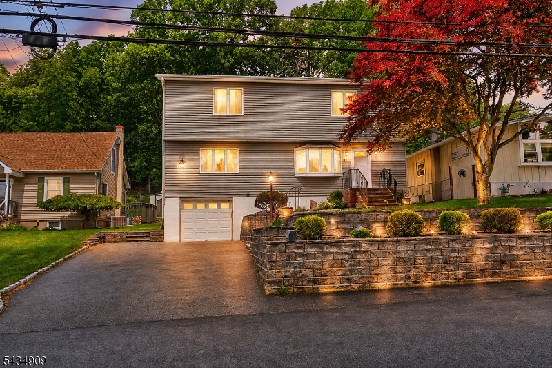 27 Seneca Ave
