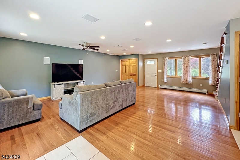 27 Seneca Ave