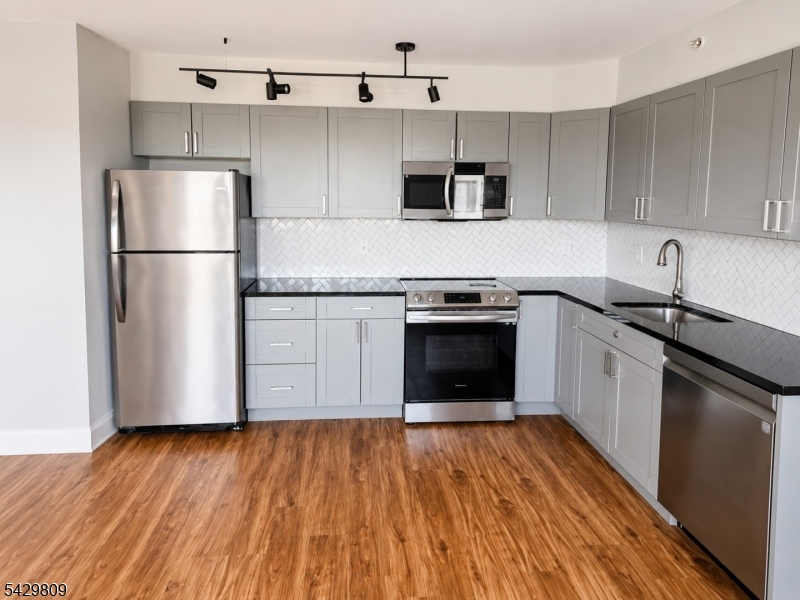 60 Parkway Dr 9B