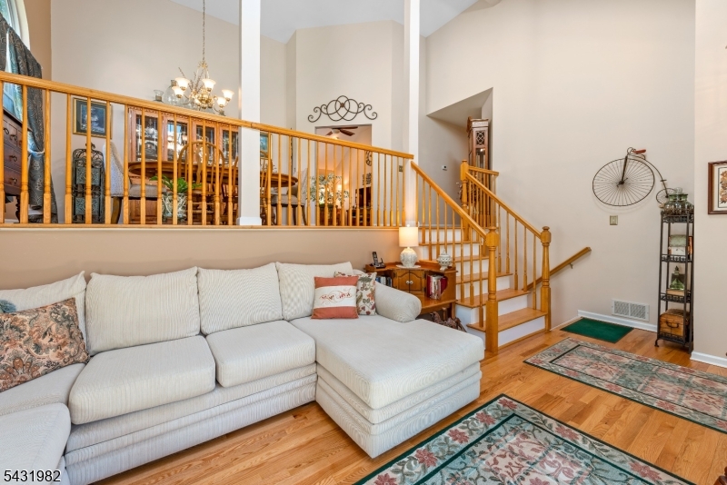 21 Towpath Ln
