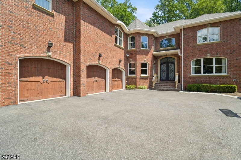 3 Laura Ln