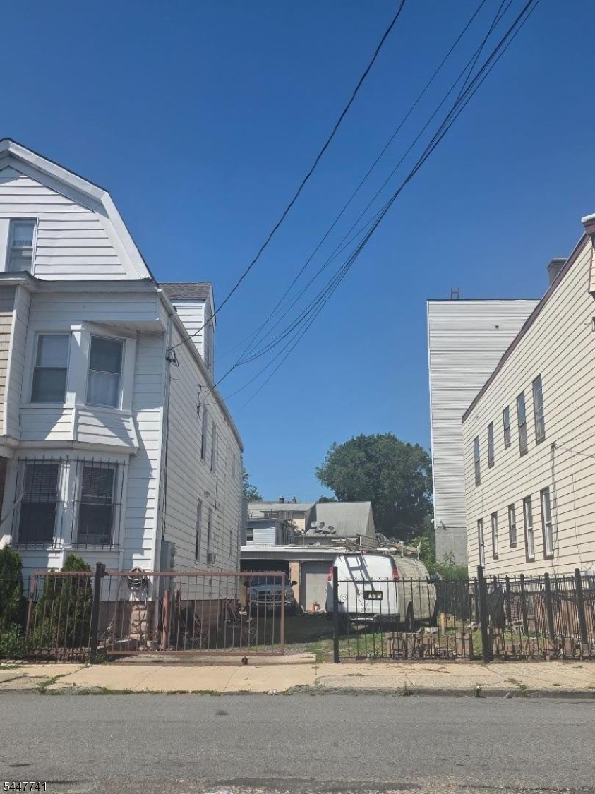 38 20Th Ave