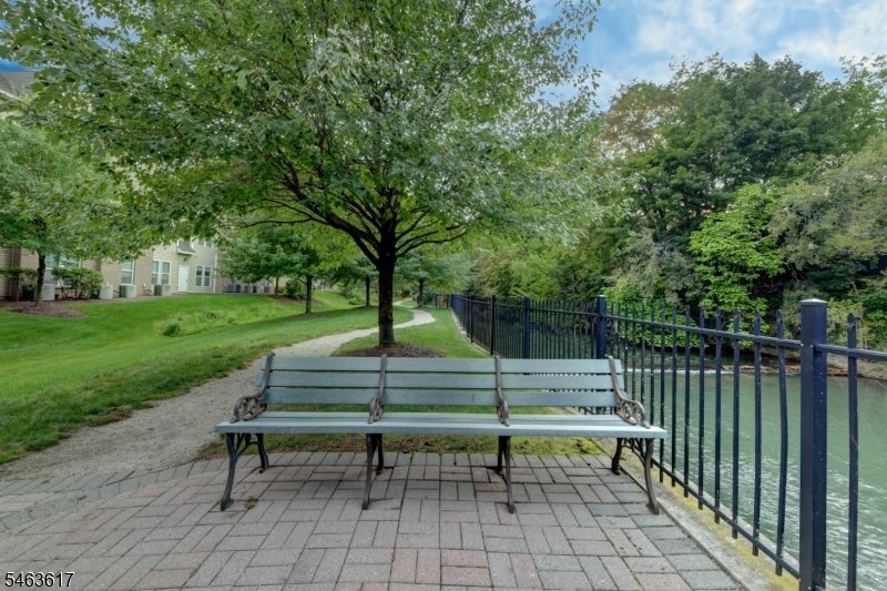 415 River Pl