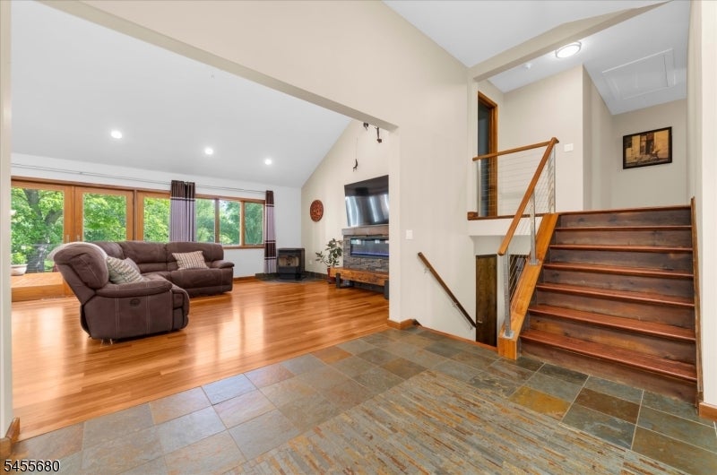 11 White Bridge Rd