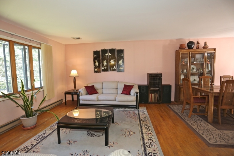 12 Adelphi Trl