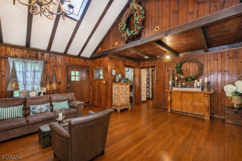 7 Woodbine Ln