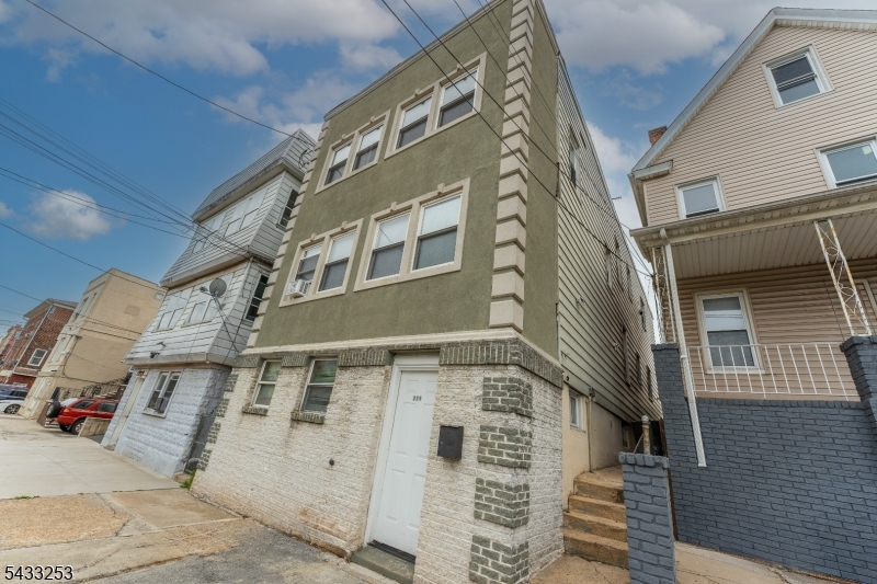 225 John St