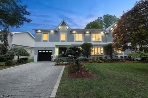 Photo of 827 Alden Rd, Paramus, NJ 07652 (MLS # 3993631)