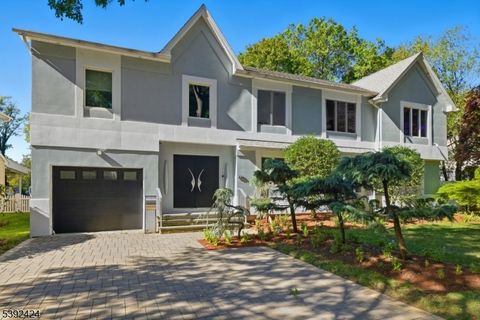 Photo of 827 Alden Rd, Paramus, NJ 07652 (MLS # 3993631)