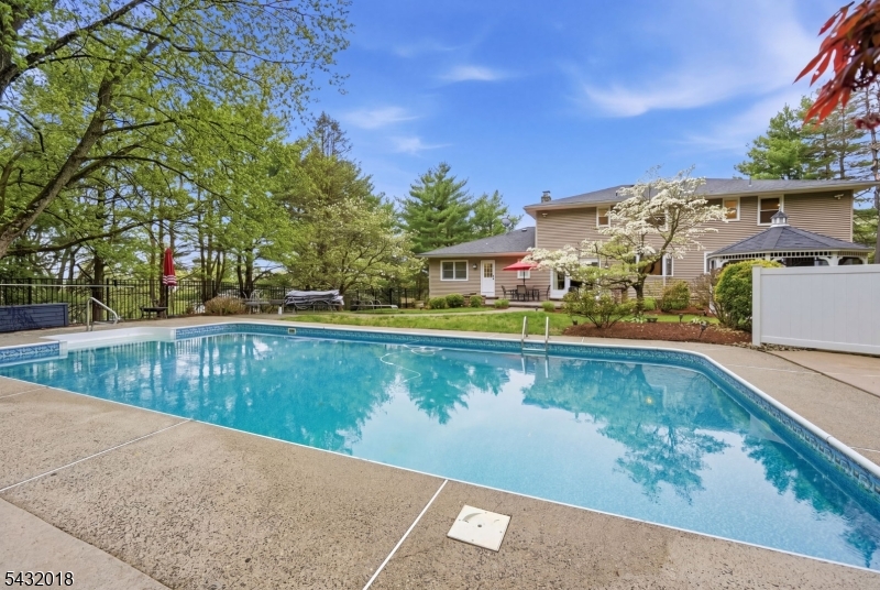 15 Sunrise Cir
