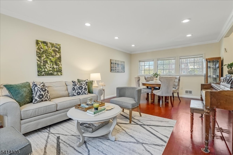 60 E Sherbrooke Pkwy