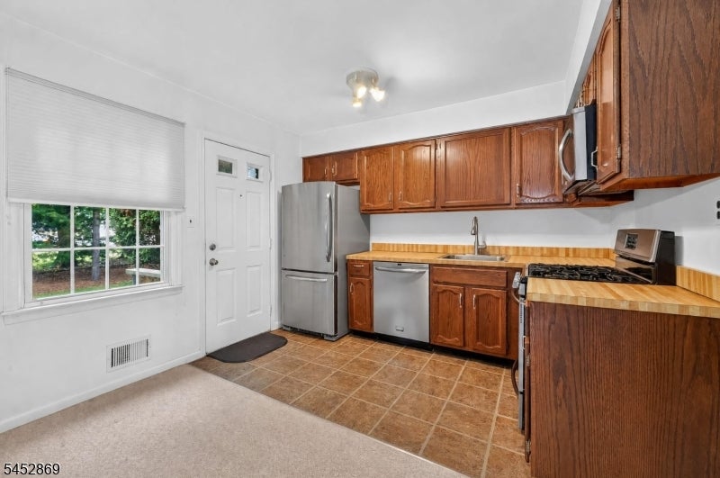 52 Adams Ct