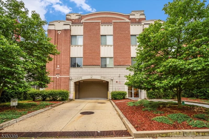 25 Duncan Ave 210