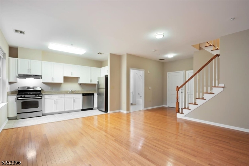 25 Duncan Ave 210