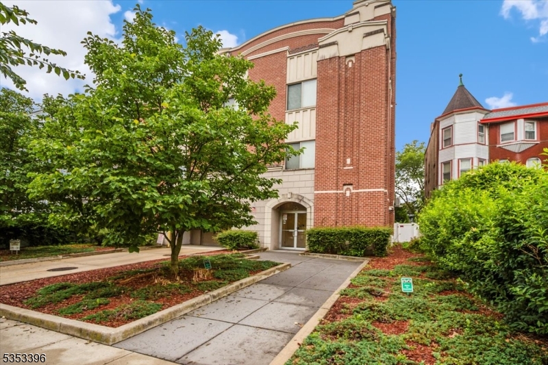 25 Duncan Ave 210