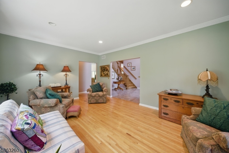 18 ROSEWOOD LANE