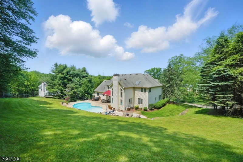 18 ROSEWOOD LANE