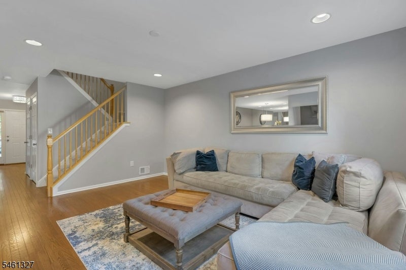 47 Mayflower Dr