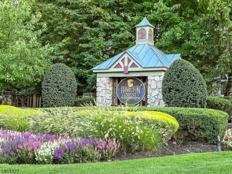 47 Mayflower Dr