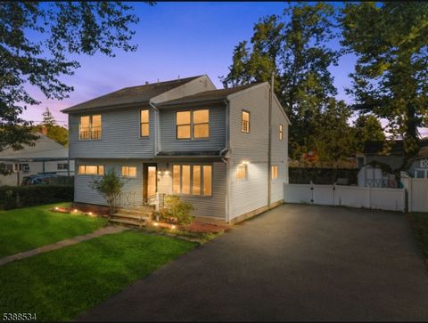 Photo of 136 Haroldson Pl, Pompton Lakes, NJ 07442 (MLS # 3991315)