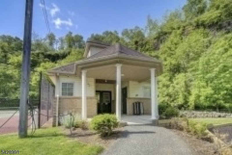 1070 Smith Manor Blvd