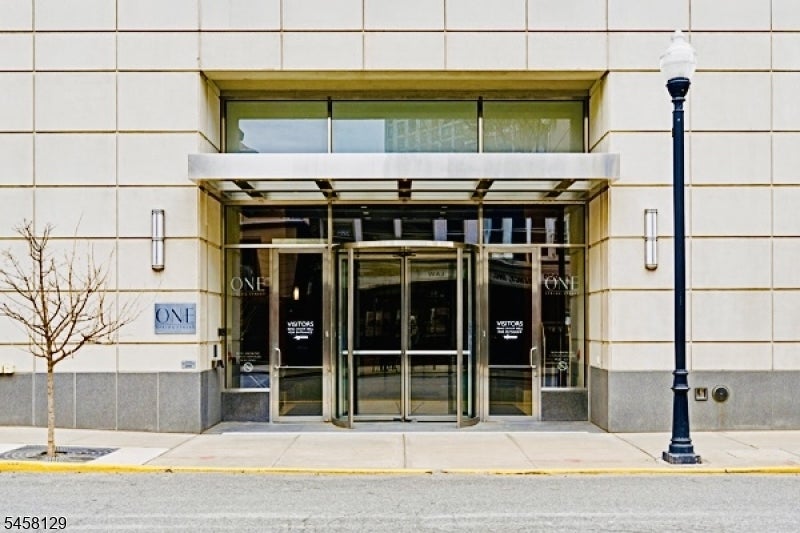 1 Spring St 2204