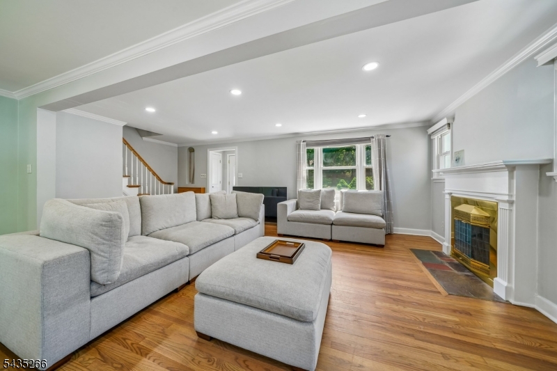 29 Laurel Ave