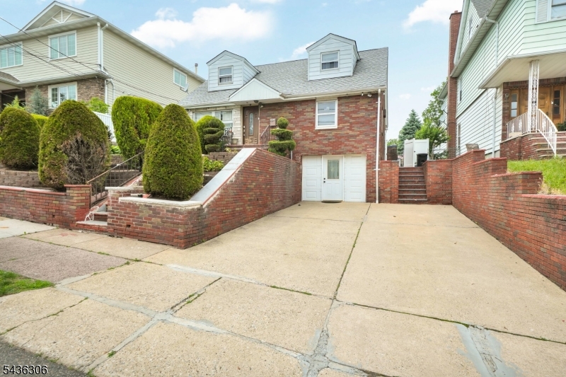 161 Plauderville Ave