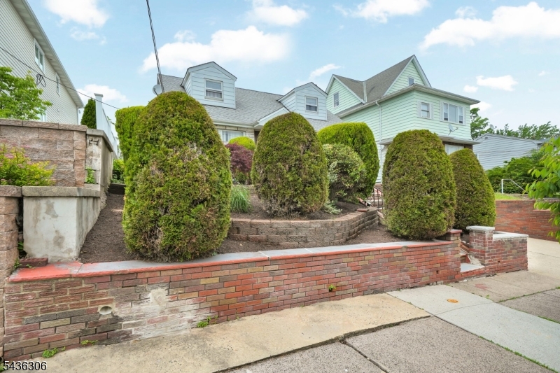 161 Plauderville Ave