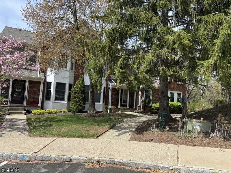 135 Hawthorne Ct