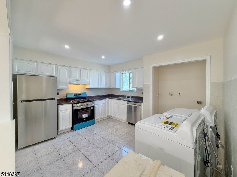 220 Astoria Pl 2