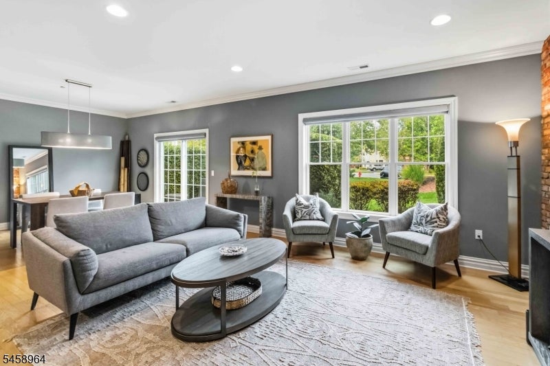 12 Whitney Farm Pl