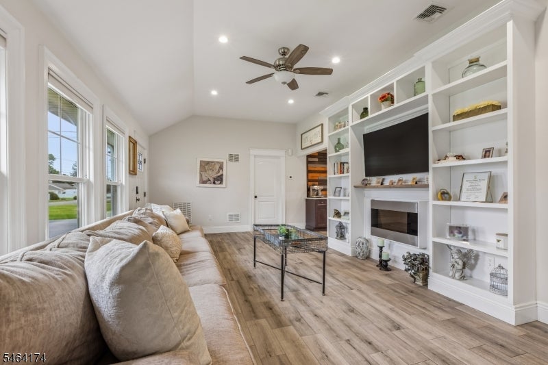 4 Stuart Ln