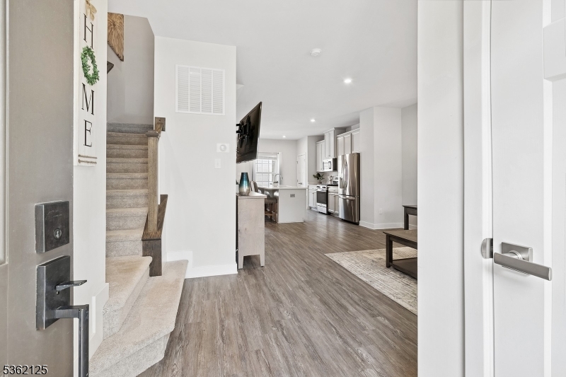 1211 English Ln