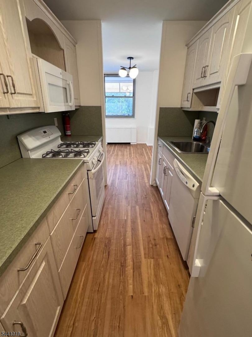 530 Valley Rd 3S
