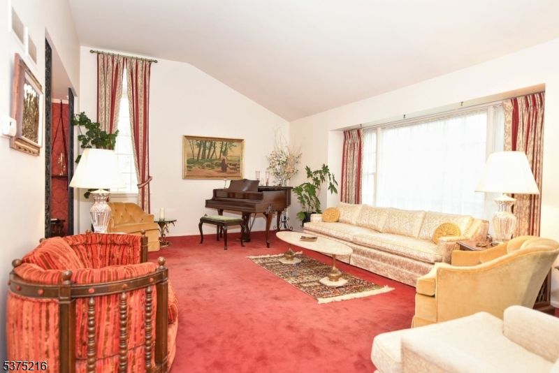 608 Covington Place W