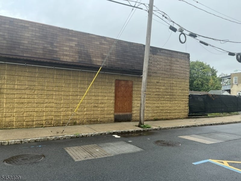 21 W Main St