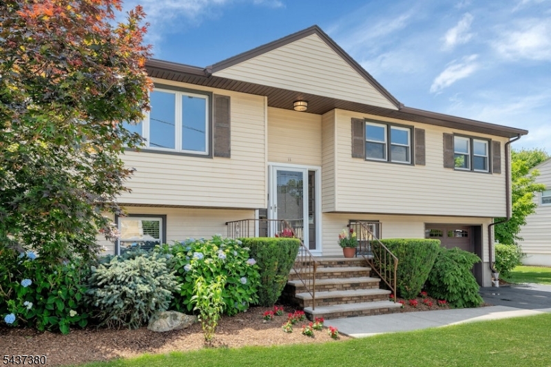 11 Monnett St