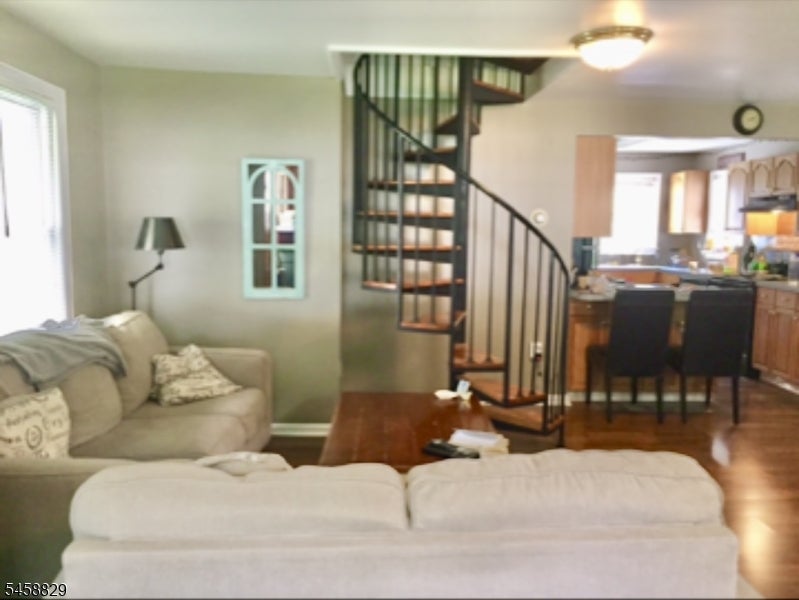 11 Mountain Ave