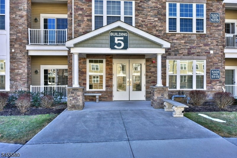 5208 Veterans Dr