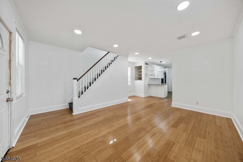 704 W Lake Ave