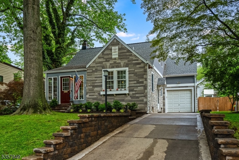 6 Munsee Dr