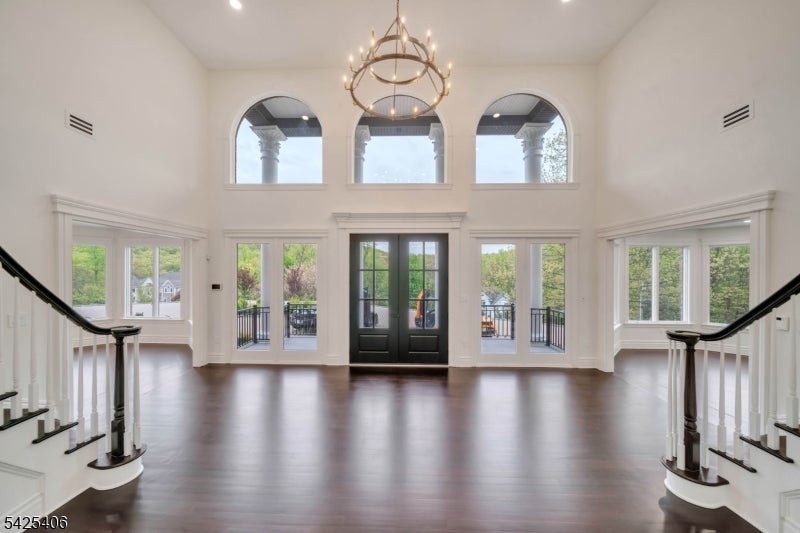 19 Amira Ln