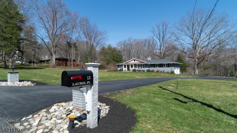 13 Laurel Pl