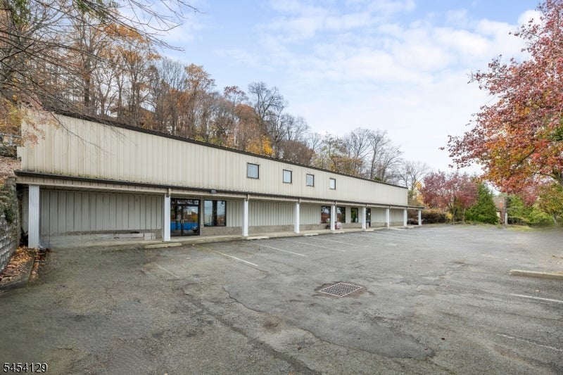 1190 Pompton Ave