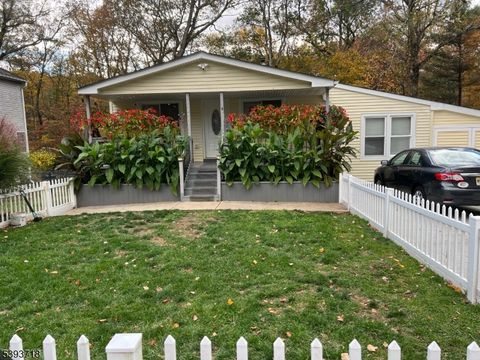Photo of 9 Ellen Rd, Ringwood, NJ 07456 (MLS # 3994697)