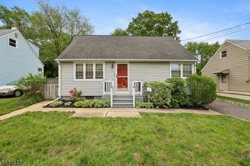 8 Parkway Pl