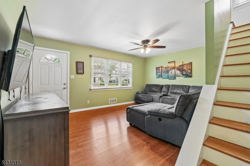 8 Parkway Pl